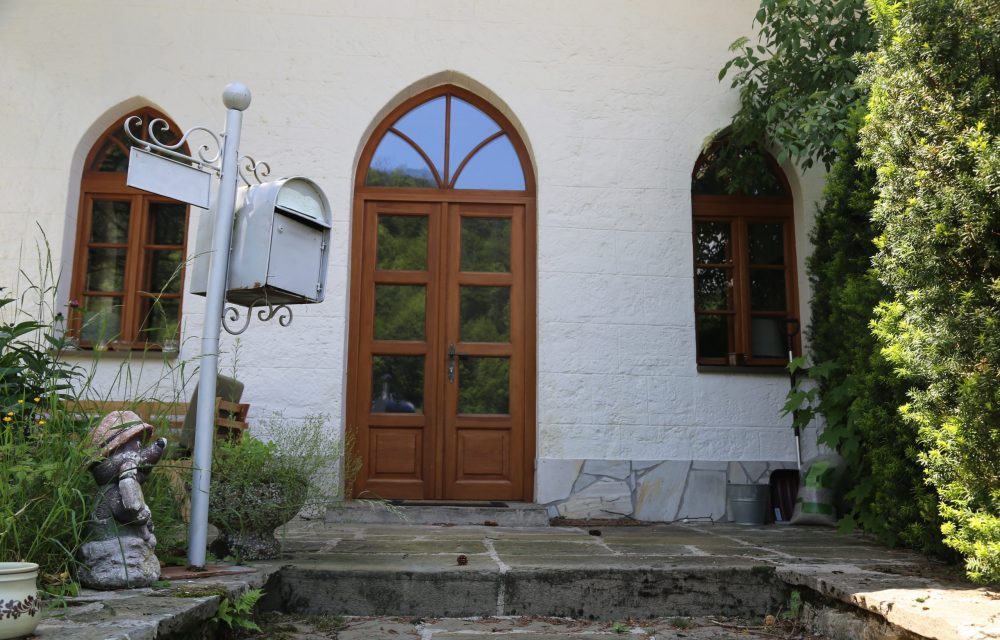 Haustüre im gotischen Stil